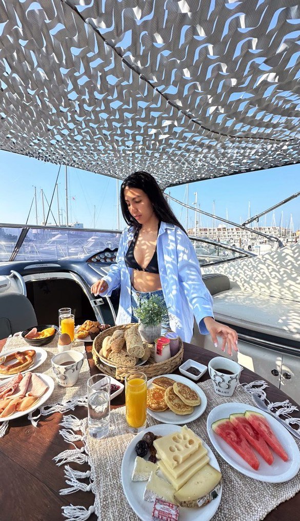 Petit-déjeuner sur le pont au réveil, face au port de Carnon
