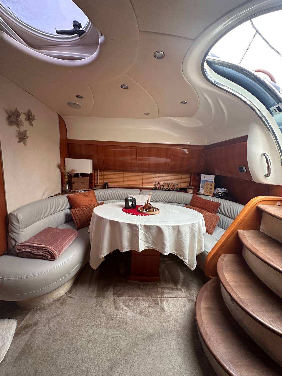 Le salon du yacht Harmonie, table dressée et décor « Amour »