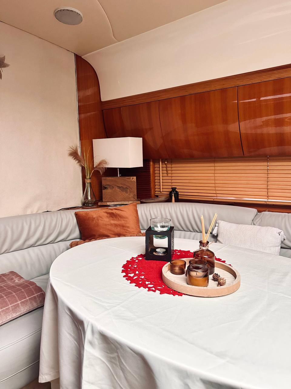 Ambiance cocooning à bord, bougies et diffuseur sur la table du salon