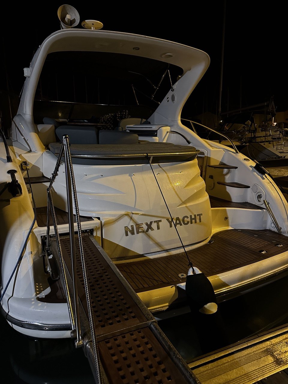 Le yacht Harmonie amarré au ponton, de nuit