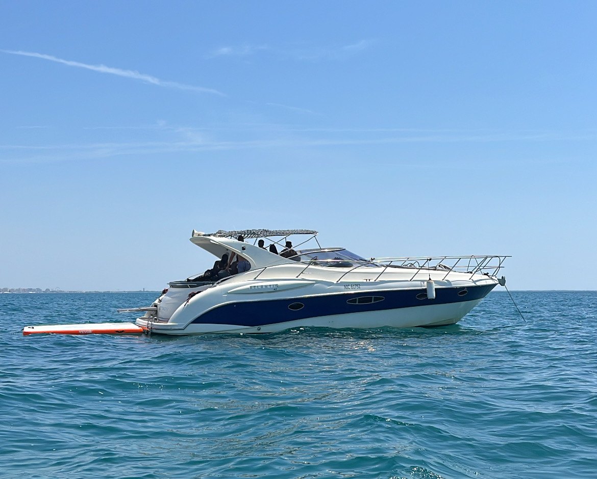 Le yacht Harmonie au mouillage sur une eau turquoise