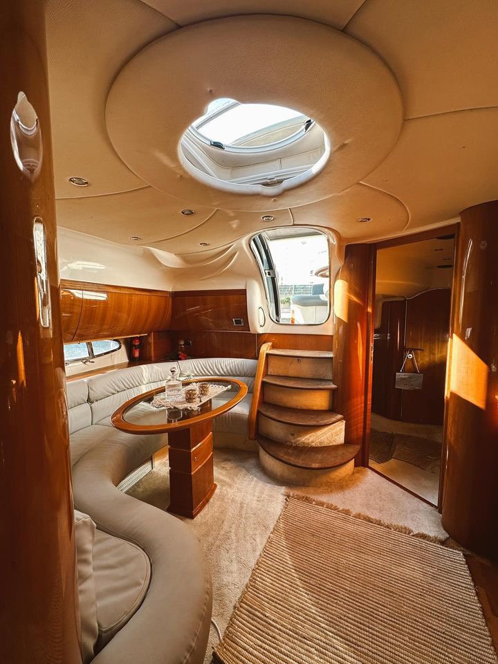 Le salon intérieur du yacht Harmonie, boiseries et coin repas